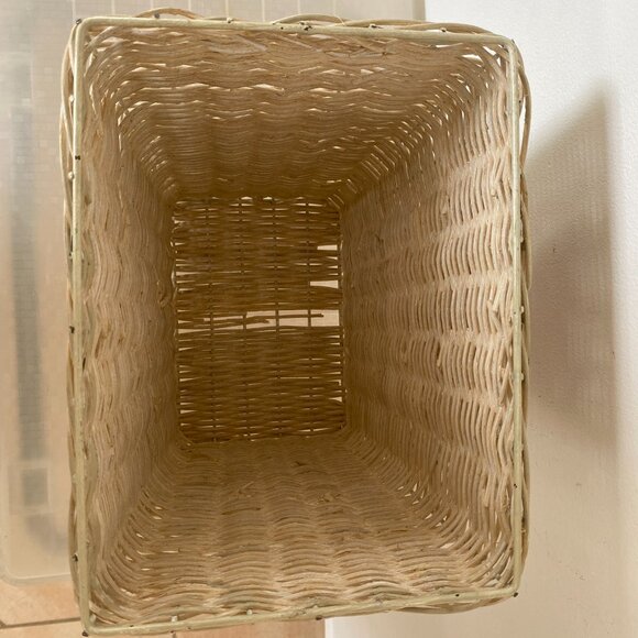 Bathroom Wicker Trash Basket With 3-D Rose Design - Picture 4 of 9